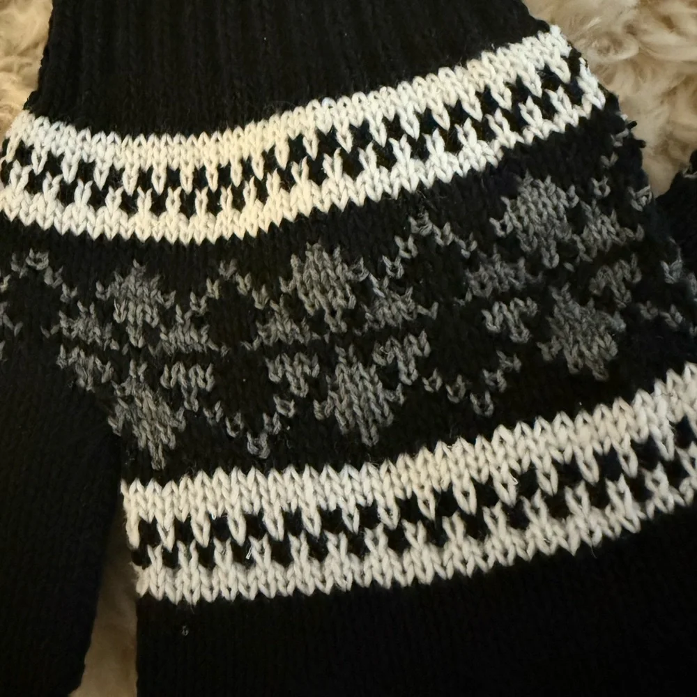 NWOT Black and White Knit Gloves - NWOT